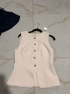 Aritiza Regal Vest NWOT